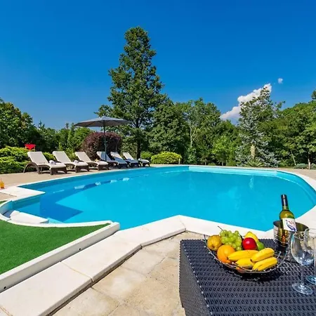 Holiday House With Swimming Pool וילה