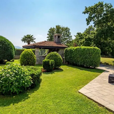 Holiday House With Swimming Pool וילה *
