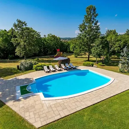 Holiday House With Swimming Pool וילה