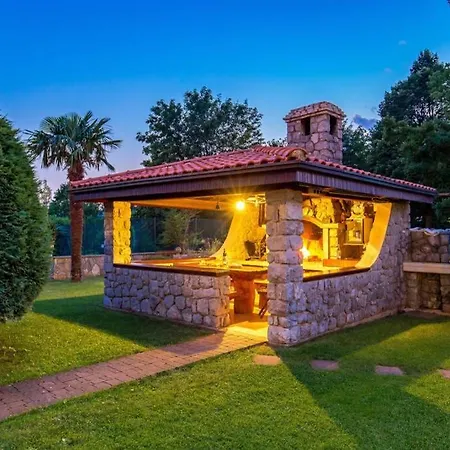 Holiday House With Swimming Pool וילה *