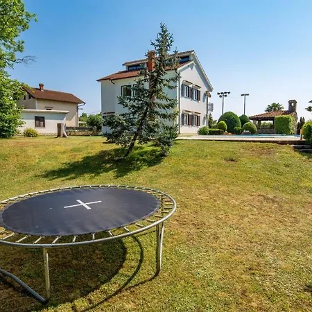 Holiday House With Swimming Pool