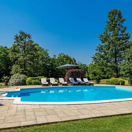 Holiday House With Swimming Pool *