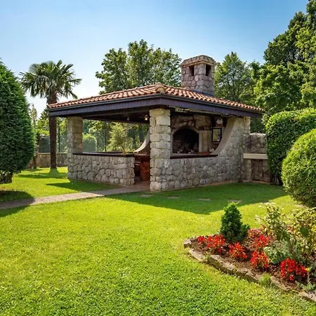 Holiday House With Swimming Pool *