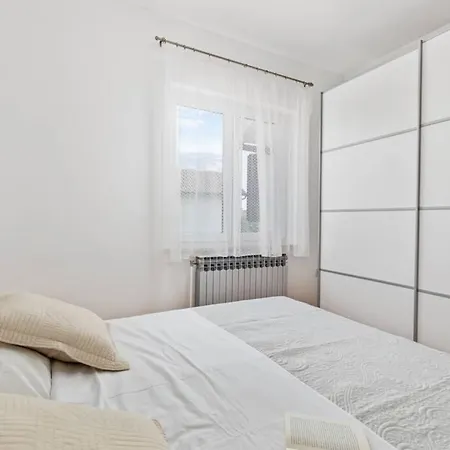 Holiday House With Swimming Pool Villa *