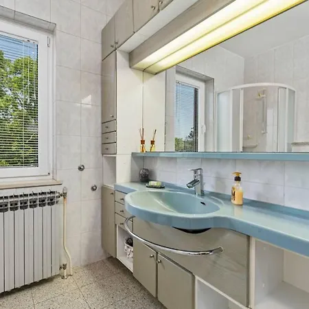 Holiday House With Swimming Pool