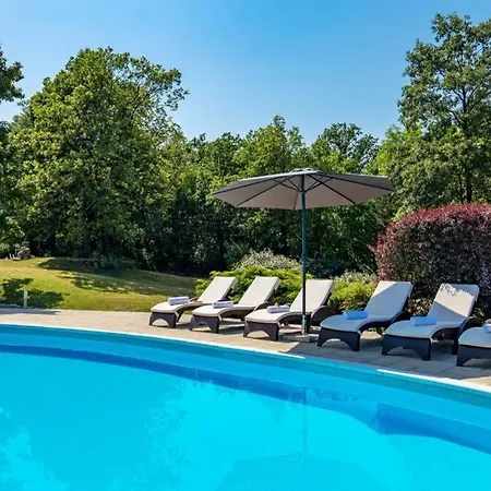 Holiday House With Swimming Pool