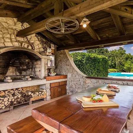 Holiday House With Swimming Pool Vila