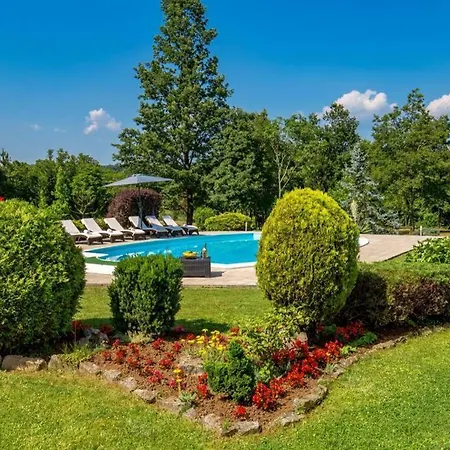 Holiday House With Swimming Pool