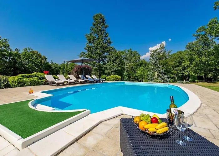 Holiday House With Swimming Pool Villa