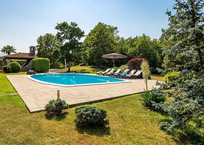 Holiday House With Swimming Pool