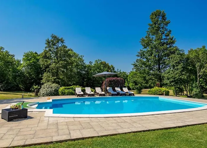 Holiday House With Swimming Pool *