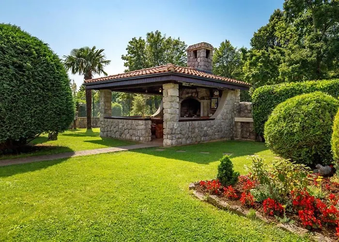 Holiday House With Swimming Pool *