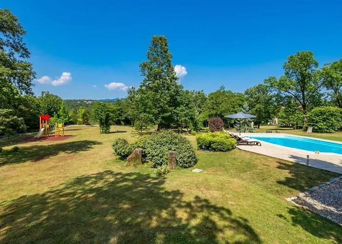 Holiday House With Swimming Pool Villa *