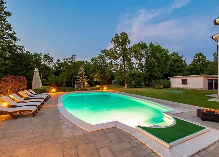 Holiday House With Swimming Pool