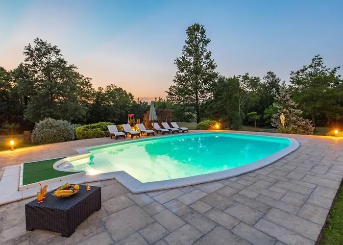 Villa Holiday House With Swimming Pool *