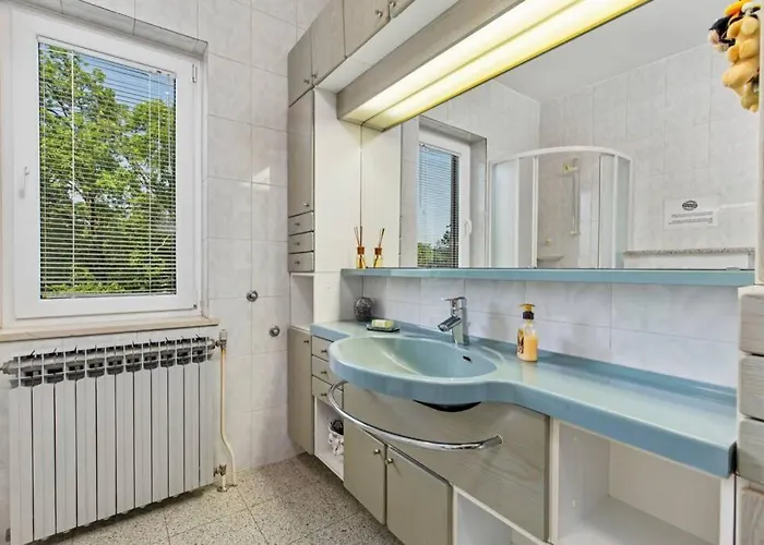 Holiday House With Swimming Pool