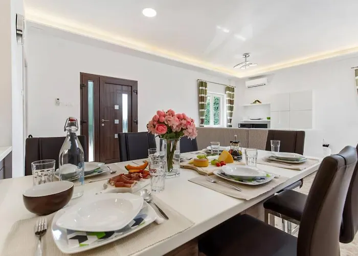 Villa Holiday House With Swimming Pool Viskovo