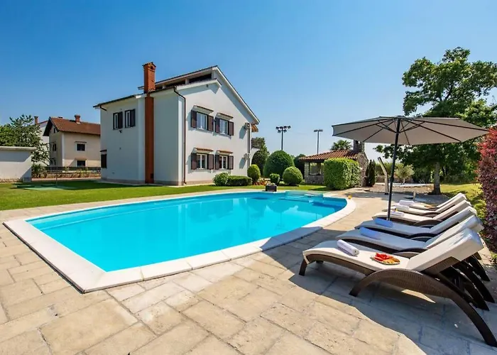 Holiday House With Swimming Pool Villa *