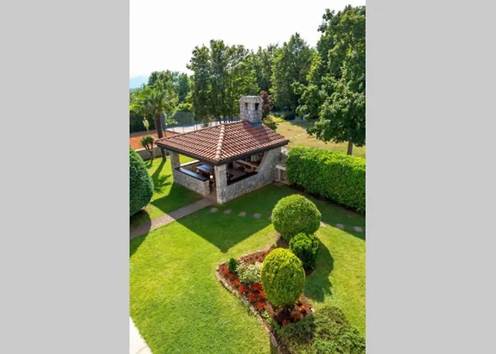 Holiday House With Swimming Pool Villa *