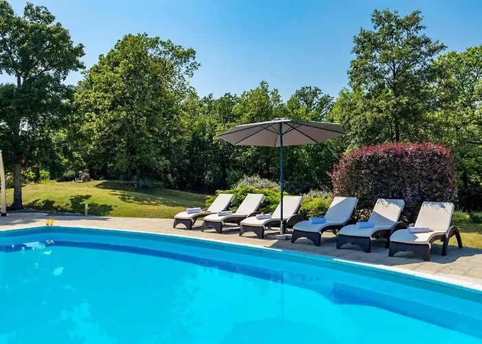 Holiday House With Swimming Pool