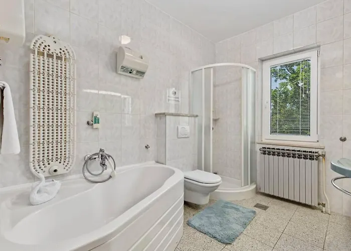 Holiday House With Swimming Pool Villa *