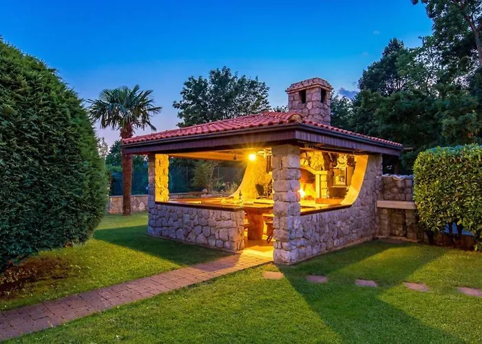 Holiday House With Swimming Pool Villa *