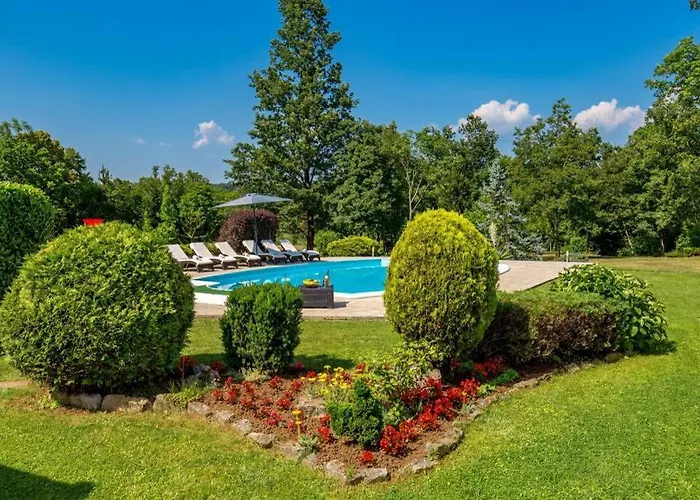 Holiday House With Swimming Pool
